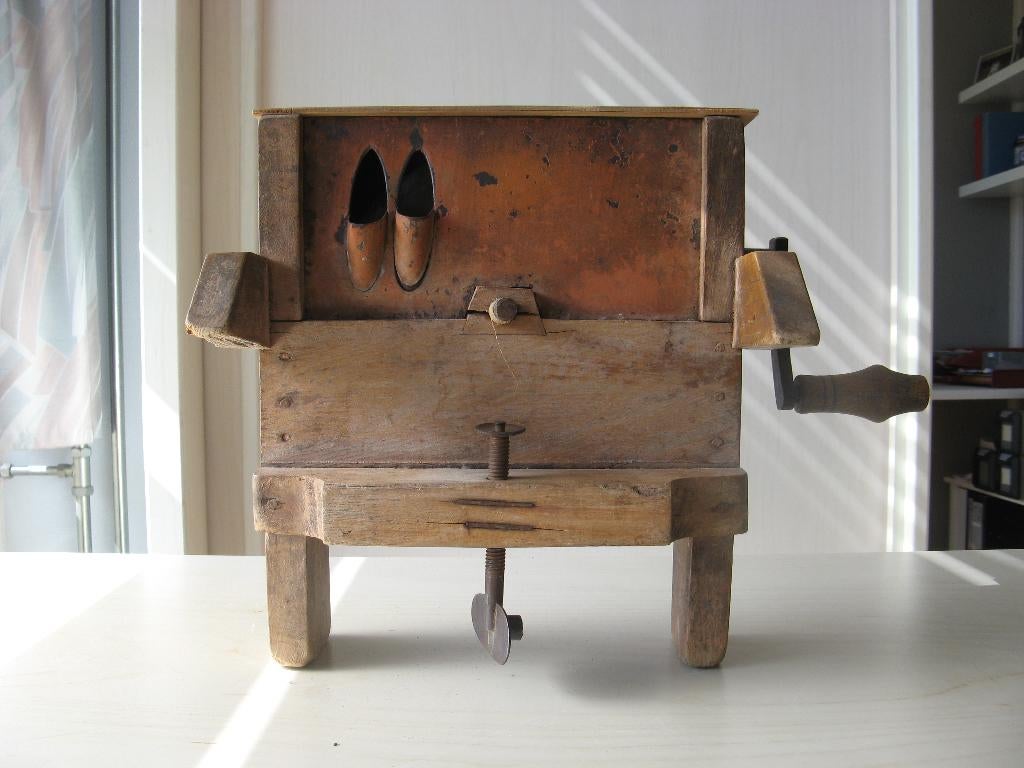 Antieke houten snijbonen molen, Ophalen