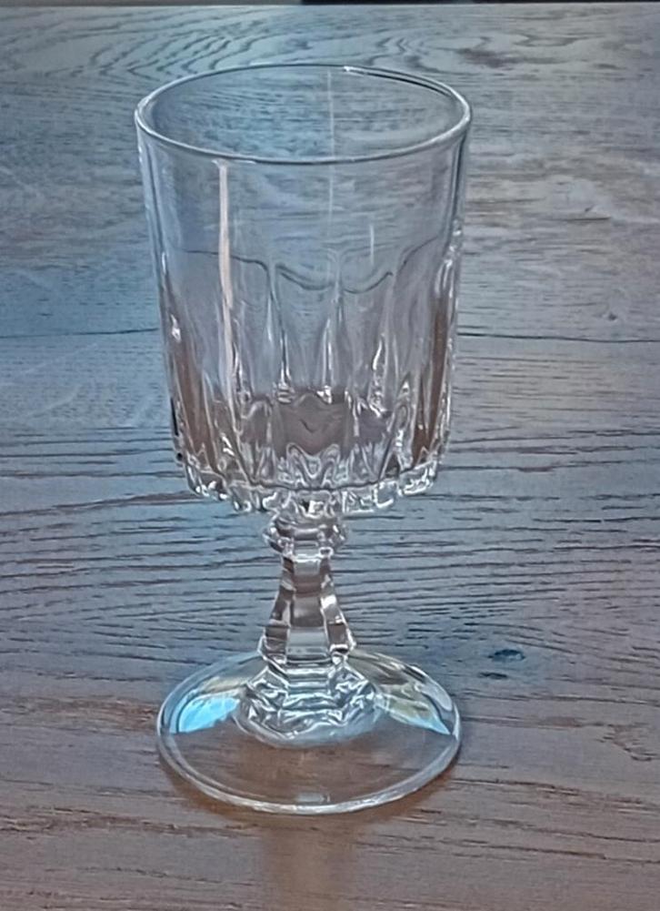 Cristal d'Arques model Louvre wijnglazen aangeboden, Huis en Inrichting, Keuken | Servies, Zo goed als nieuw, Glas of Glazen, Overige stijlen