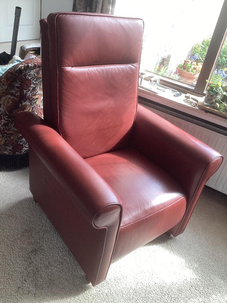 Leren handbediende relaxstoel met klein defect., Huis en Inrichting, Fauteuils, Ophalen, Zo goed als nieuw, Leer, 50 tot 75 cm