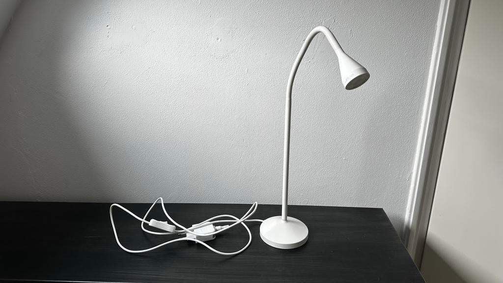 Witte IKEA bureaulamp, Huis en Inrichting, Lampen | Vloerlampen, Ophalen of Verzenden, Gebruikt, Kunststof, Minder dan 100 cm