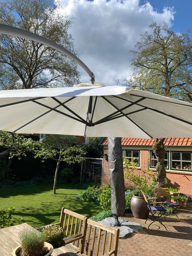 Parasol te koop met vaste bak als voet., Ophalen, Zweefparasol, 3 tot 4 meter, Verstelbaar