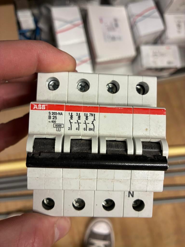 abb installatie automaat b25 4p, Ophalen of Verzenden, Zo goed als nieuw