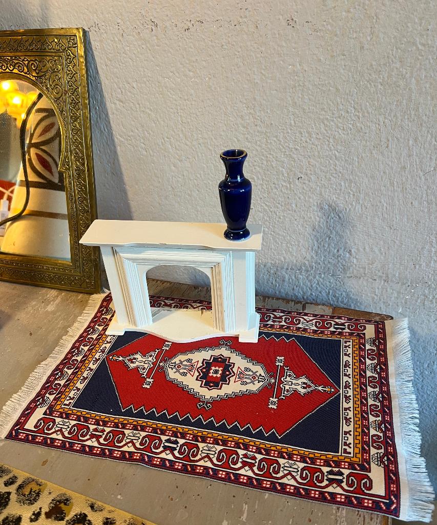 Vintage poppenhuis meubels vloerkleedje open haard vaasje, Ophalen of Verzenden, Zo goed als nieuw, Gebruiksvoorwerp