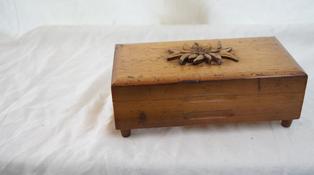 Kistje met speeldoos / Rieten mand, Antiek en Kunst, Curiosa en Brocante, Ophalen of Verzenden