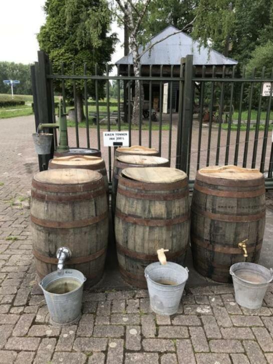 Eiken regentonnen / wijnvaten te koop / statafels, Ophalen, Gebruikt, Met kraantje, 150 liter of meer
