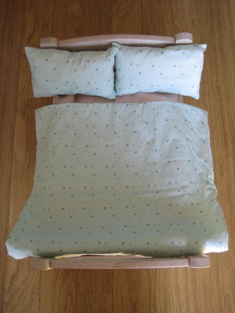 Houten poppenbed met dekbed, 2 kussentjes en matrasje, Ophalen of Verzenden, Zo goed als nieuw, Babypop