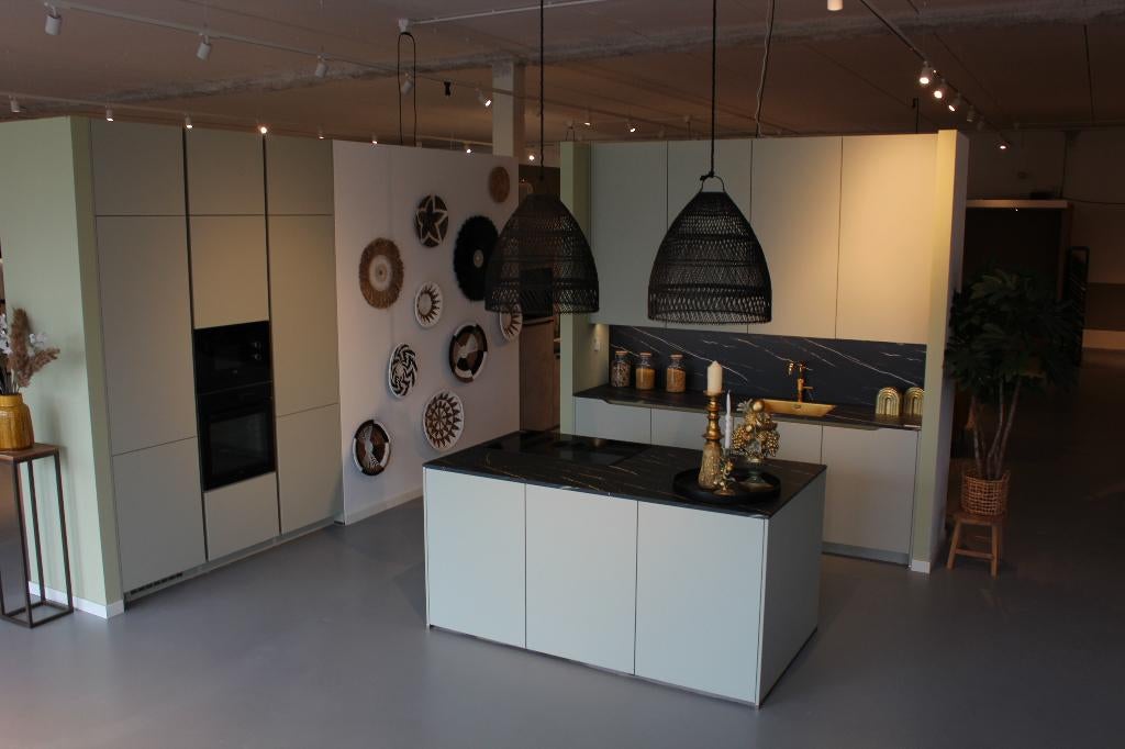PU22 Luxe eilandkeuken – jade mat –  met goudaccenten, Huis en Inrichting, Keuken | Complete keukens, Ophalen, Overige typen, Nobilia-Werke J. Stickling GmbH & Co. KG