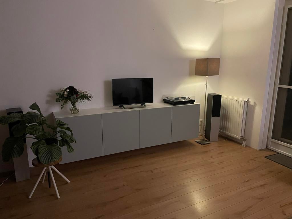 Ikea Besta Tv kast 4 deuren zwevend, Huis en Inrichting, Kasten | Televisiemeubels, Zo goed als nieuw, Minder dan 100 cm, 200 cm of meer