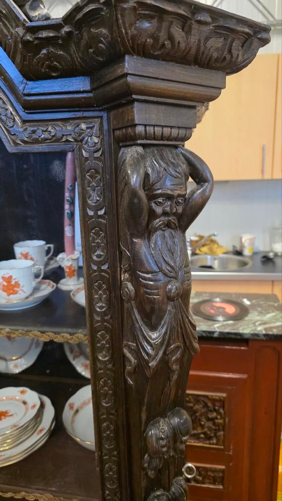 Rijk bewerkte vitrinekast met deuren aan de zijkant