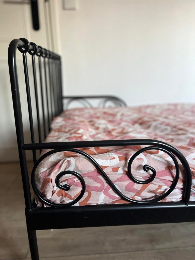 IKEA Minnen uitschuifbaar bed zwart met matras, Huis en Inrichting, Ophalen, Eenpersoons, Zwart, 190 cm of minder