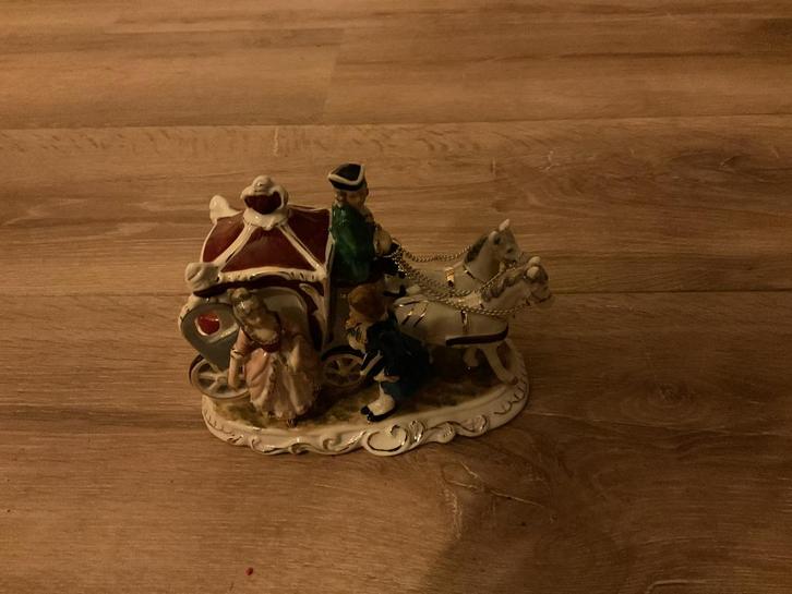 Porseleinen Koets met Ruiter, Man en Vrouw Beeldje, Verzamelen, Beelden en Beeldjes, Gebruikt, Mens, Ophalen of Verzenden