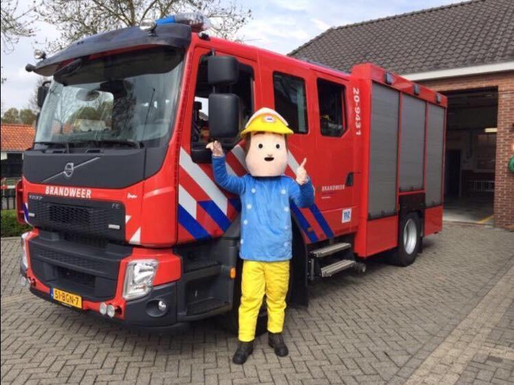 Brandweerman sam mascotte te huur, Hobby en Vrije tijd, Feestartikelen | Verhuur, Ophalen of Verzenden, Zo goed als nieuw, Verjaardag