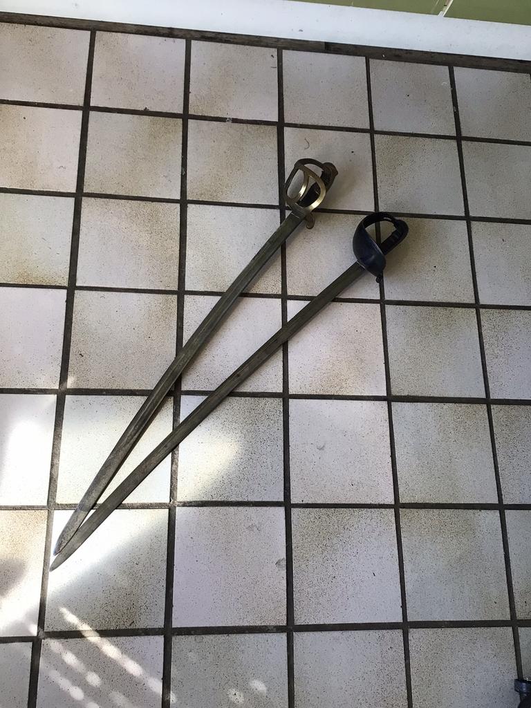 Twee mooie sabels zonder schede., Ophalen, Landmacht, Overige gebieden, Zwaard of Sabel