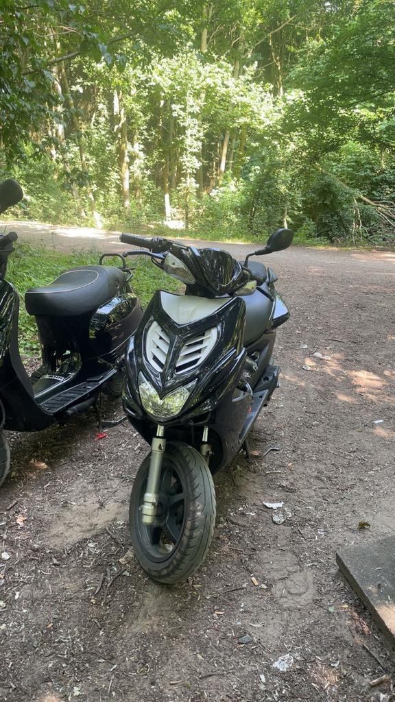 Yamaha Aerox 2014 4 takt, Fietsen en Brommers, Scooters | Yamaha, Zo goed als nieuw, Aerox, Benzine, Ophalen