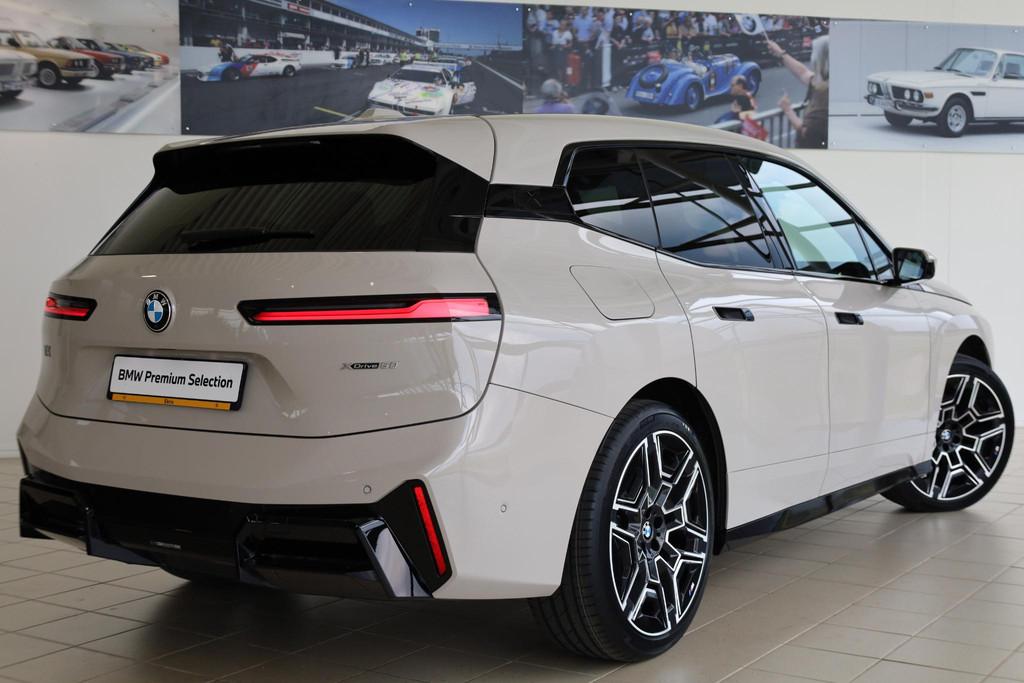 BMW iX xDrive60 | M Sportpakket Pro | Harman/Kardon | Drivin, Auto's, BMW, Automaat, Stof, Zwart, Met garantie (alle)