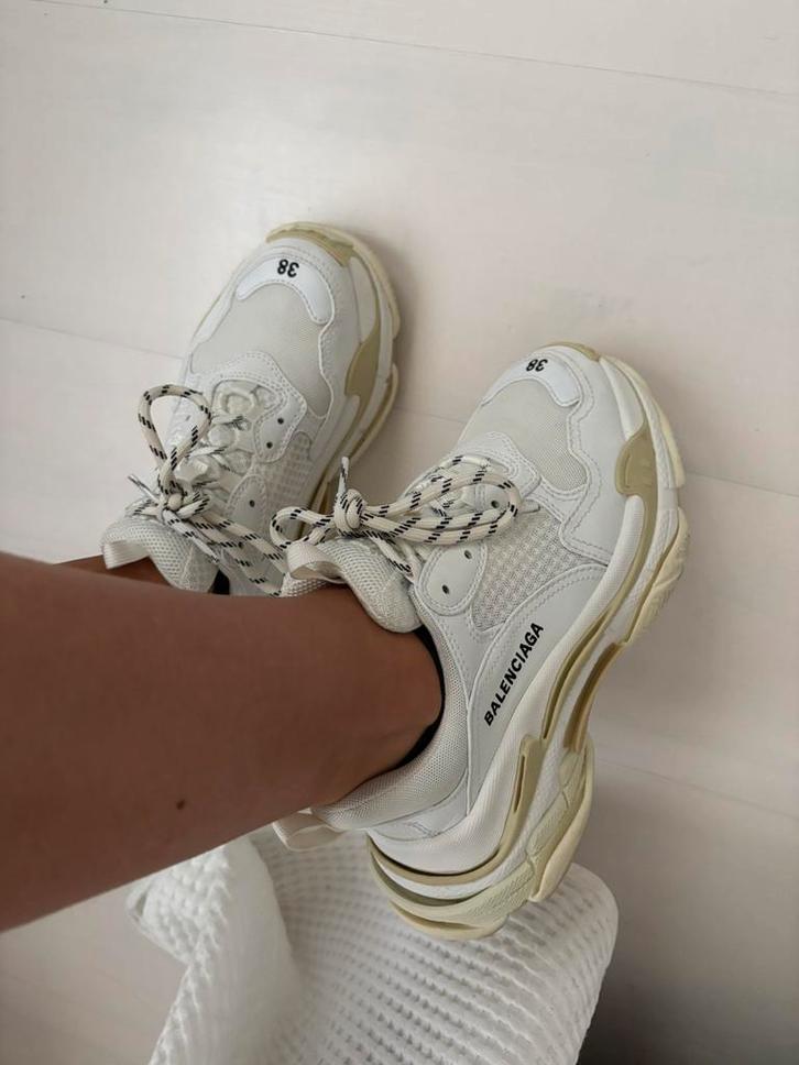 Balenciaga Triple S Sneakers wit beige maat 38, Kleding | Dames, Schoenen, Zo goed als nieuw, Sneakers of Gympen, Wit, Ophalen of Verzenden