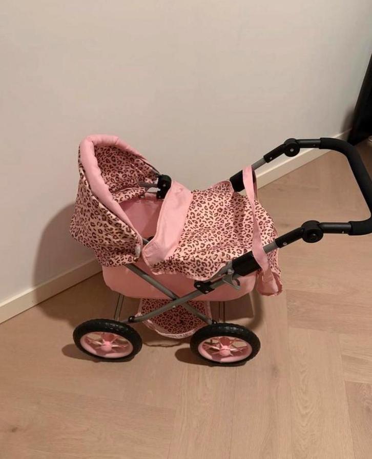 Trendy poppenwagen roze luipaard print - Zo goed als nieuw, Kinderen en Baby's, Speelgoed | Overig, Zo goed als nieuw, Meisje