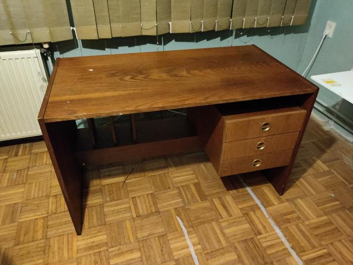 Vintage houten bureau met 3 lades, warme houttint, Huis en Inrichting, Bureaus, Gebruikt, Overige typen, Overige merken, Vintage