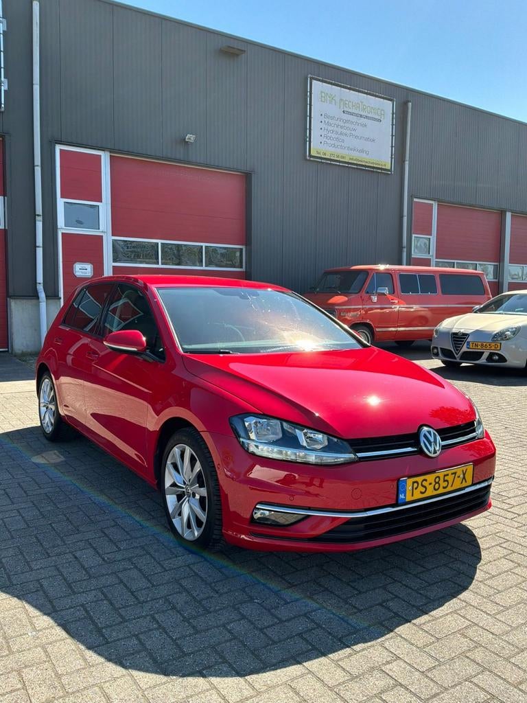 Volkswagen Golf 2.0 TDI 110KW 5D DSG 2017 Rood, 4 cilinders, 700 kg, Alcantara, Origineel Nederlands