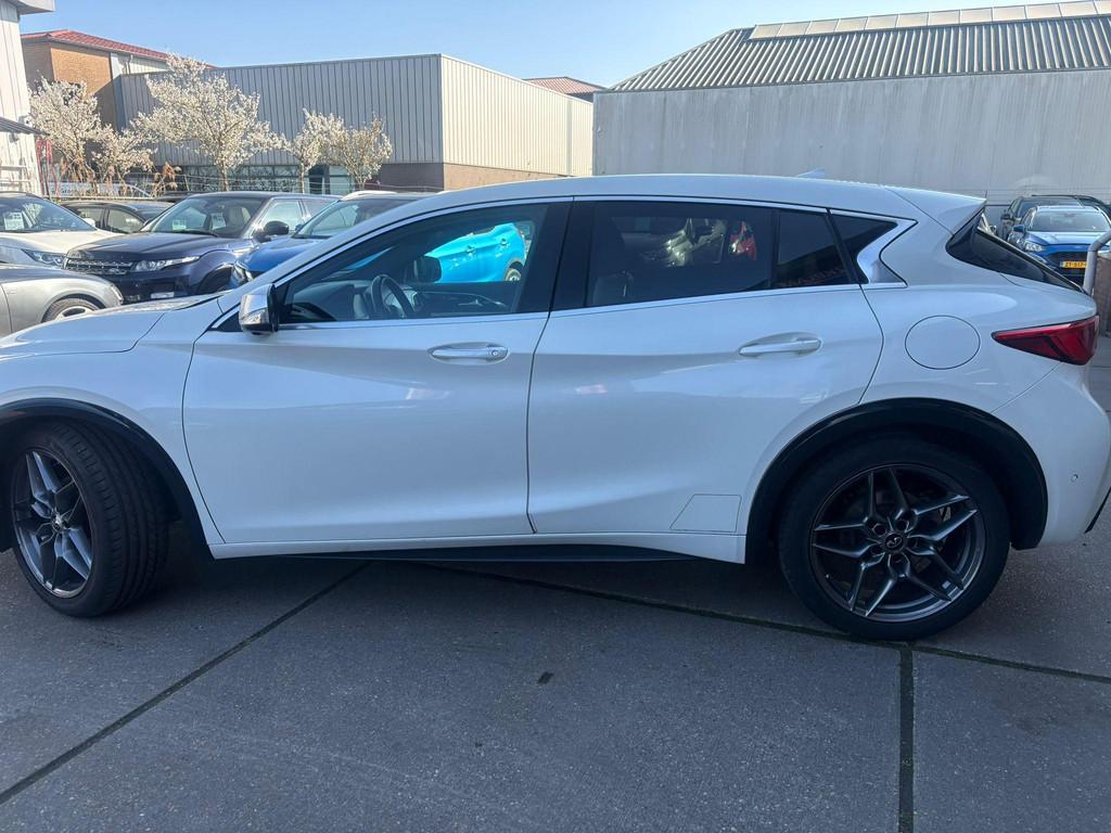 Infiniti Q30 1.6t Premium Tech 360, stoelverwarming, memory,, Auto's, Infiniti, Gebruikt, 700 kg, Wit, Bedrijf