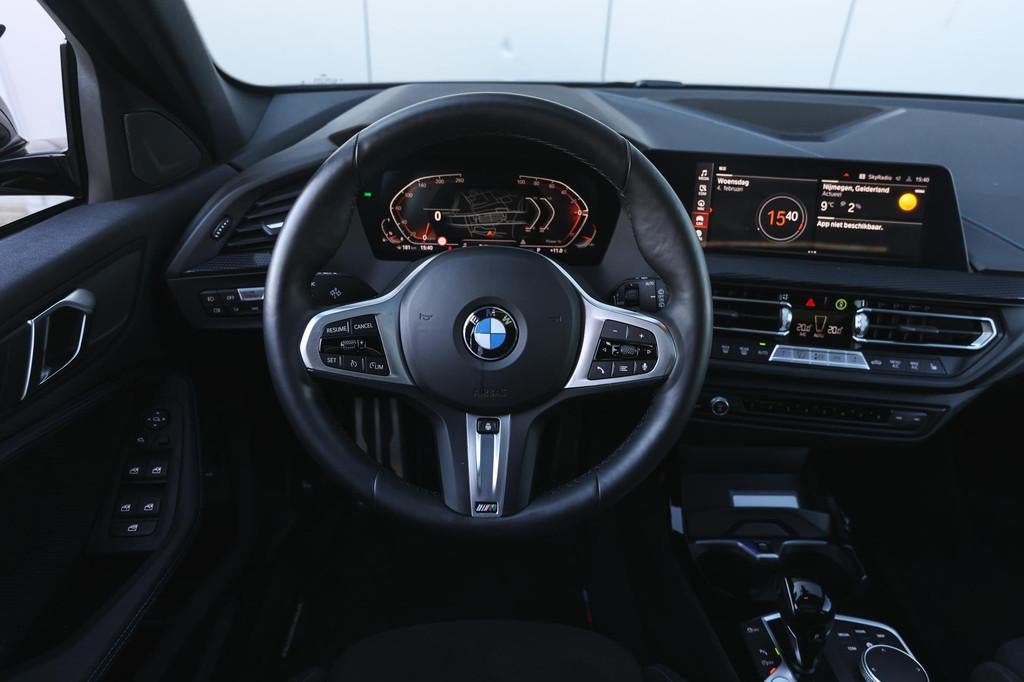 BMW 1 Serie 118i High Executive M Sport Automaat / Panoramad, Auto's, BMW, 12 maanden, 136 pk, Gebruikt, Alcantara