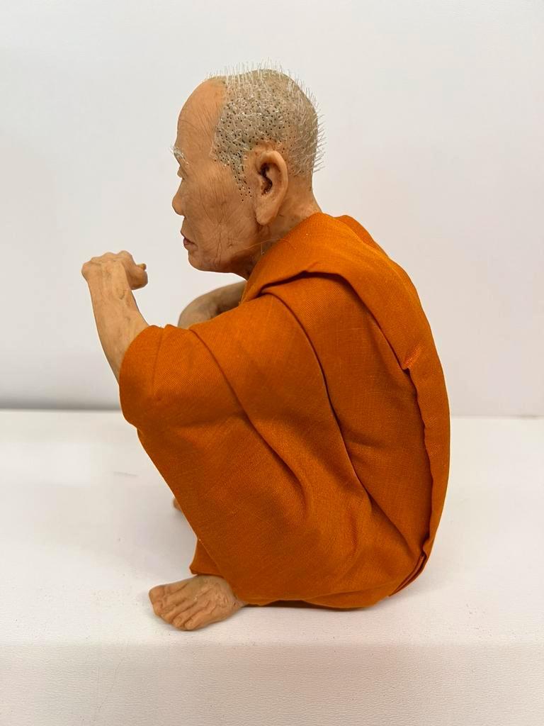 Monnik Thailand levens echt in vitrine, Huis en Inrichting, Woonaccessoires | Boeddhabeelden, Westerndeco, Nieuw, Storkstraat,Zoetermeer