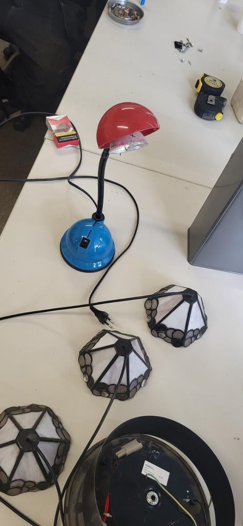 Jaren 80 model memphis Industriële Bureaulamp - Rood/Blauw, Gebruikt, Ophalen of Verzenden, Jaren '70, Industrieel, Vintage, Minder dan 50 cm