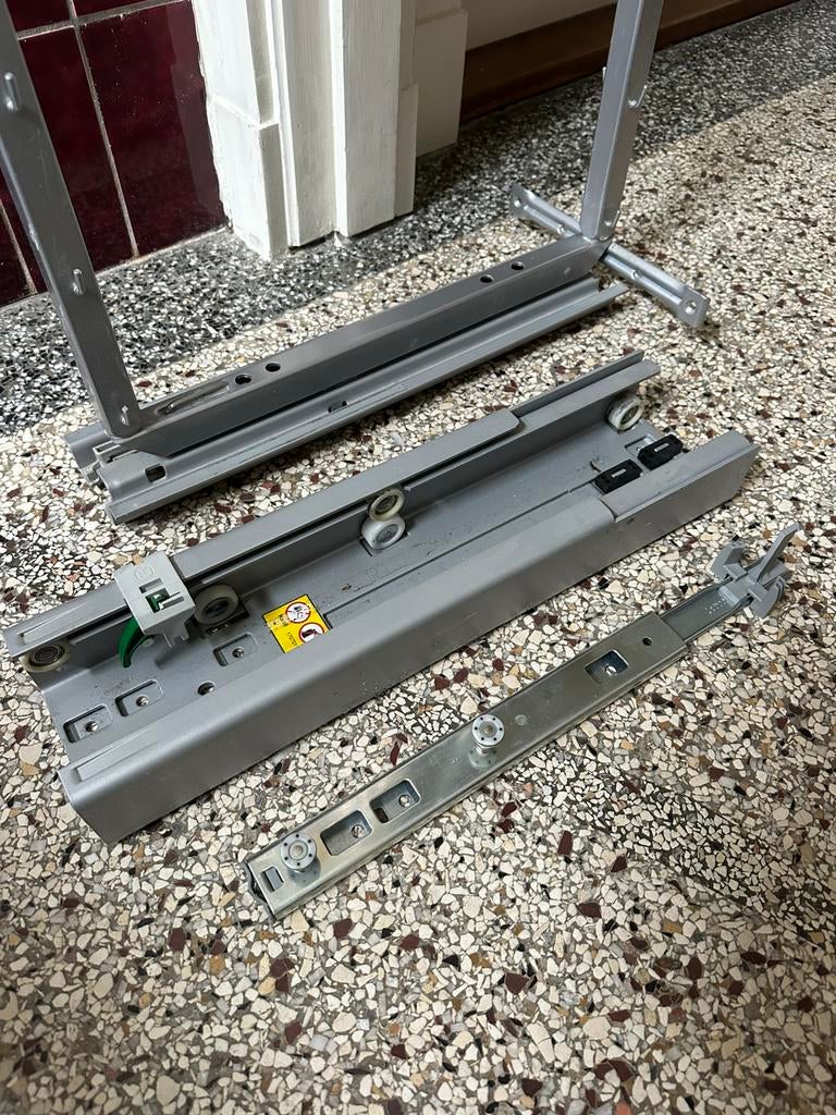 Railsysteem voor apothekerskast - met 6 plateaus, Ophalen, Gebruikt, 25 tot 50 cm, 150 tot 200 cm