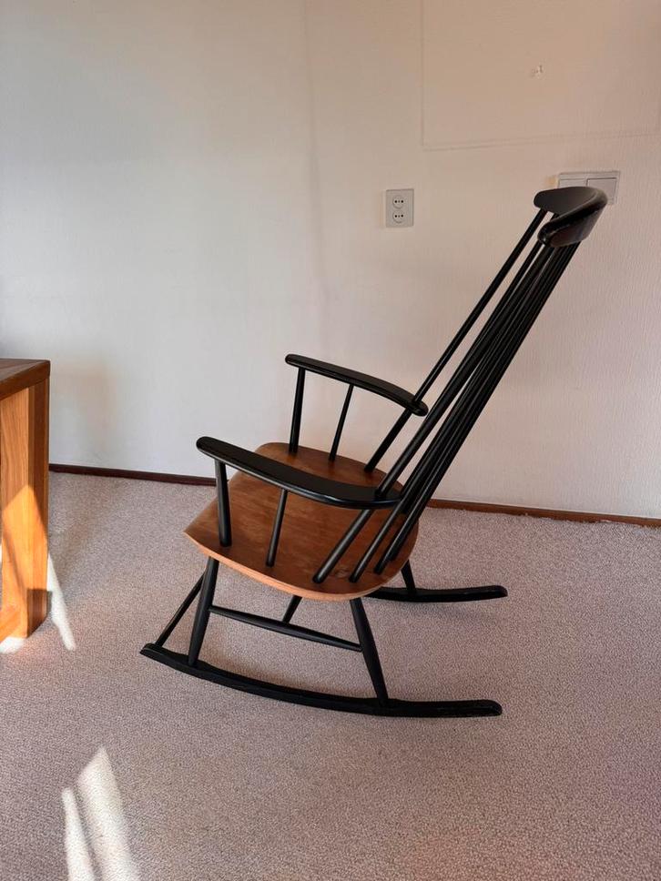 Vintage houten schommelstoel – zwart met warm houten zitting, Huis en Inrichting, Stoelen, Gebruikt, Eén, Zwart, Ophalen