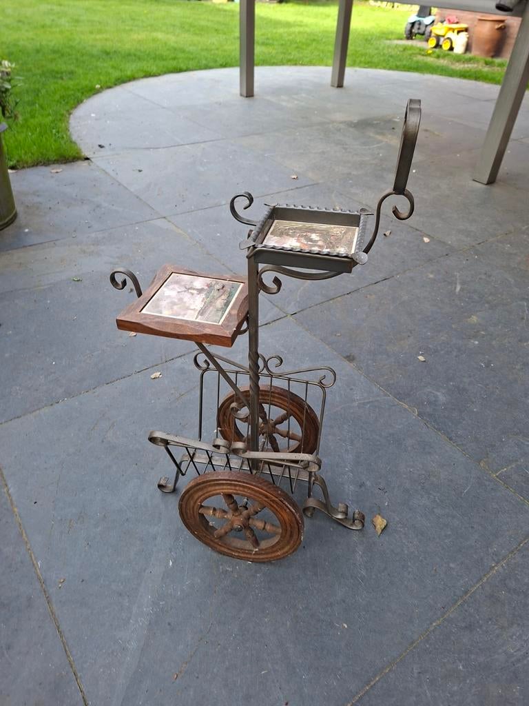 Vintage bijzettafel met krantenbak en asbak op wieltjes, Minder dan 55 cm, Gebruikt, Metaal of Aluminium, Vintage, Retro, Antiek