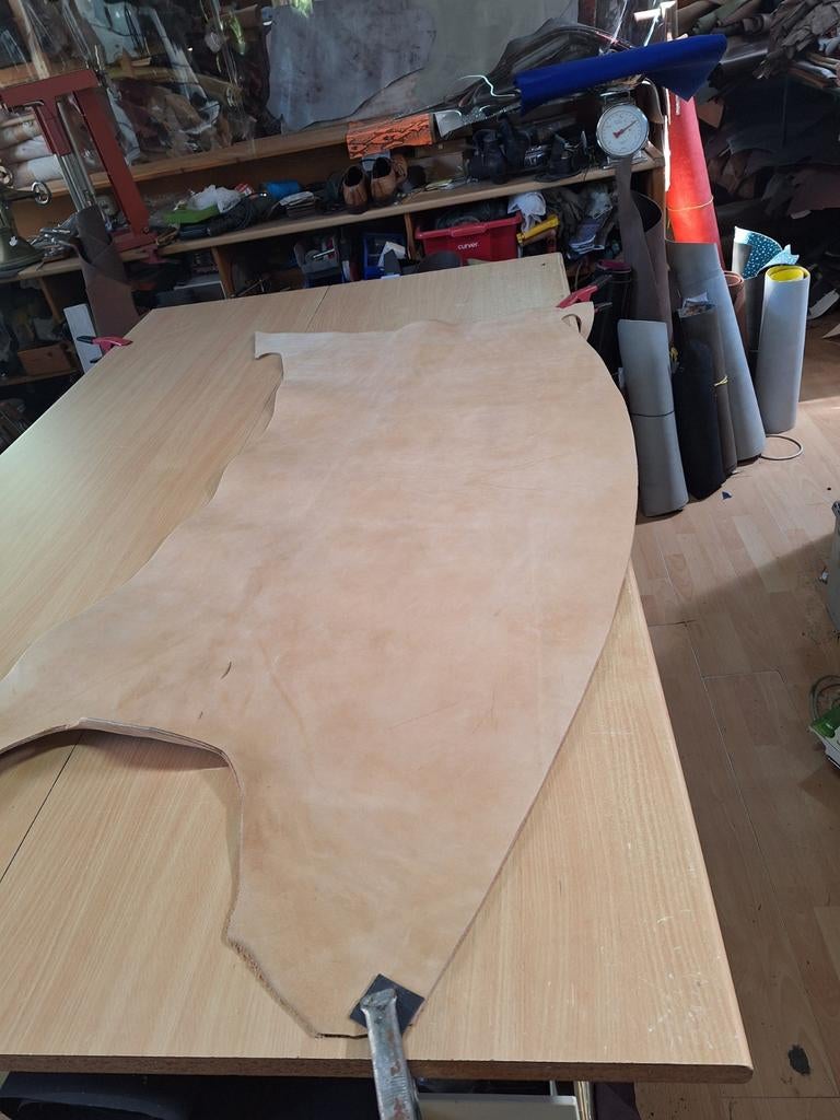 Zeer groot reststuk plantaardig gelooid leer., Hobby en Vrije tijd, Stoffen en Lappen, Overige kleuren, Leer of Kunstleer, Nieuw