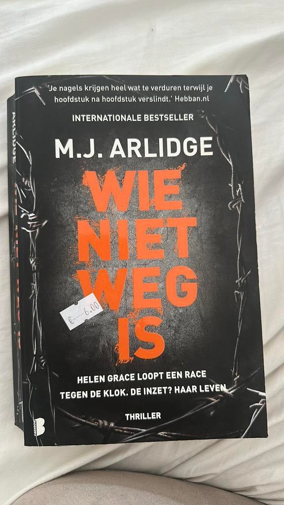 M.J. Arlidge - wie niet weg is boek, Boeken, Thrillers, Ophalen of Verzenden, Zo goed als nieuw