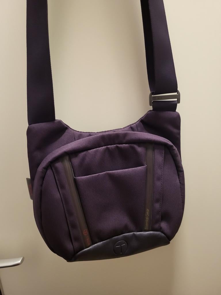 Tumi Essential Gear Schoudertas - Paars, Ophalen of Verzenden, Zo goed als nieuw, Paars, Overige merken