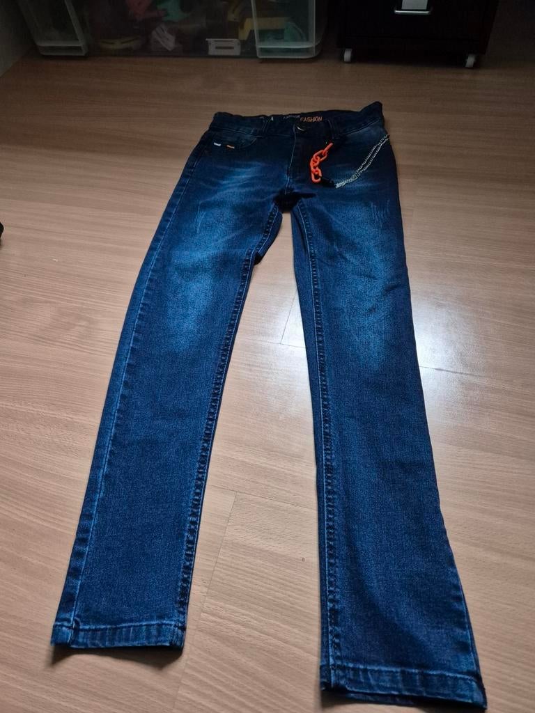Donkerblauwe jeans met kettingdetail 140, Kinderen en Baby's, Kinderkleding | Maat 140, Ophalen of Verzenden, Zo goed als nieuw