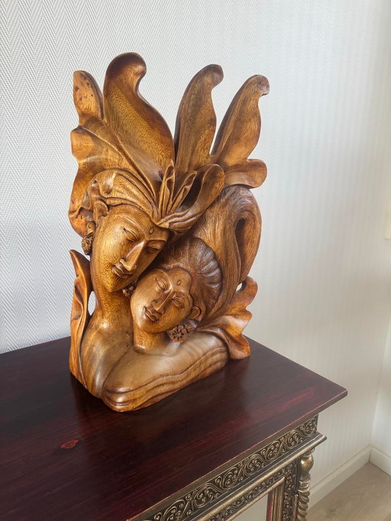 Houten sculptuur uit bali van twee geliefden, handgemaakt, Antiek en Kunst, Overige onderwerpen, Ophalen of Verzenden, Handgemaakt