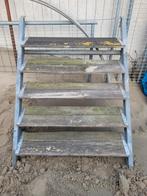 Stalen trap en hard houten trede, Ophalen, Minder dan 2 meter