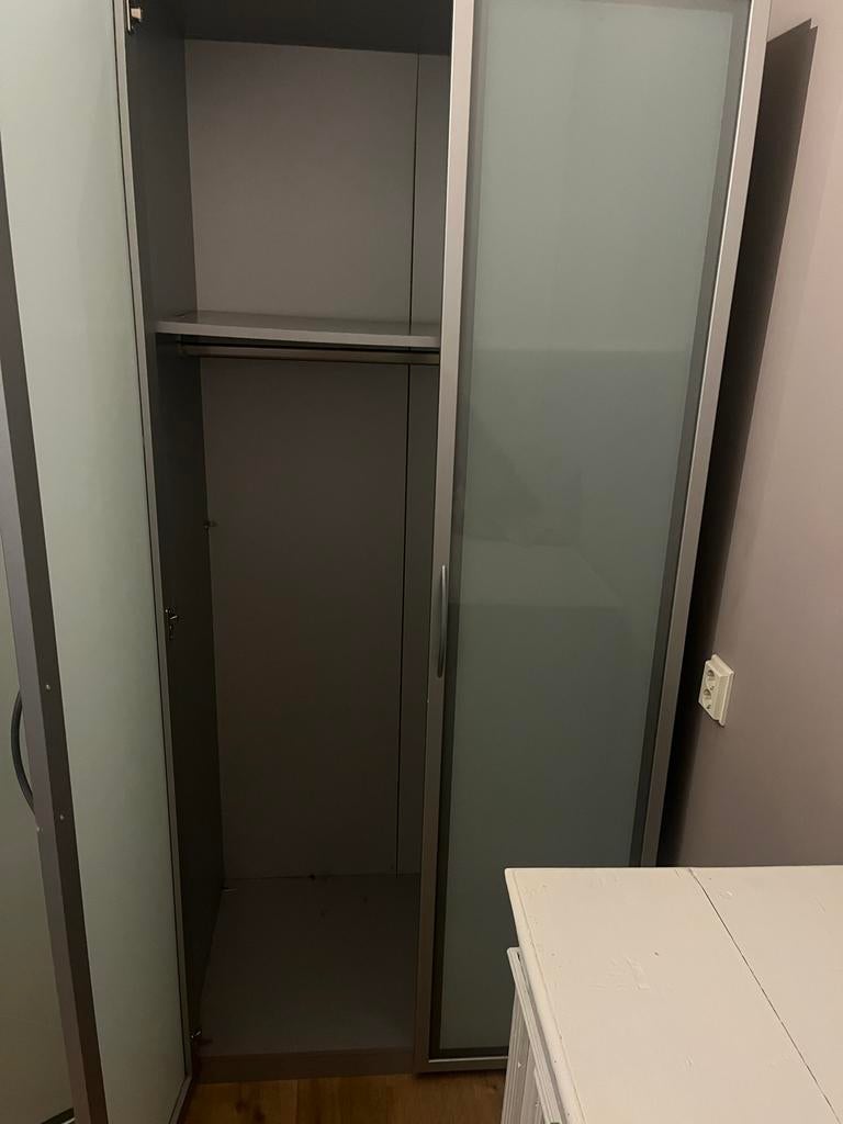 Moderne kledingkast met glazen deuren, Huis en Inrichting, Kasten | Kledingkasten, Ophalen, Gebruikt, 200 cm of meer, Metaal