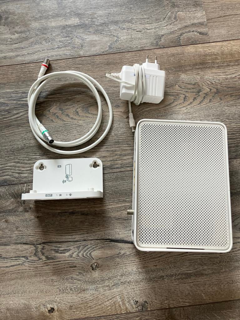 Ziggo Connectbox Router met modem en toebehoren, Ophalen of Verzenden, Zo goed als nieuw, Router met modem