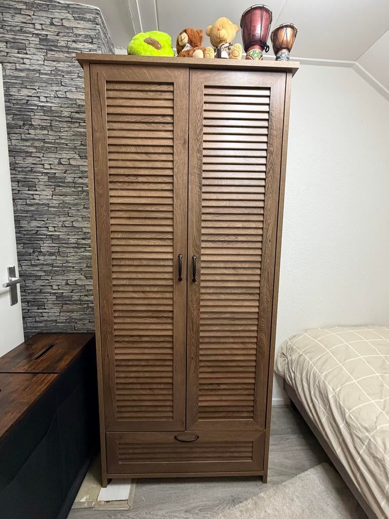 Kledingkast met louvredeuren en lade, Ophalen, 50 tot 100 cm, Zo goed als nieuw, Met lade(s)