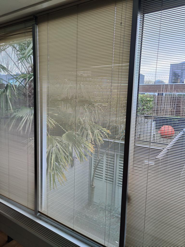 Jaloeziën (Luxaflex) 16mm, Huis en Inrichting, Stoffering | Gordijnen en Lamellen, Zo goed als nieuw, 200 cm of meer, 100 tot 150 cm