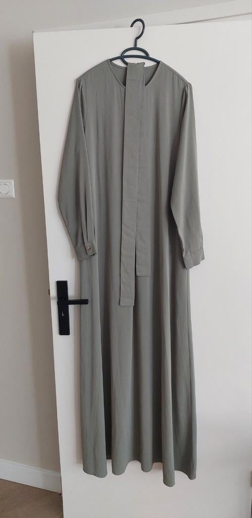 NIEUWSTAAT Groene abaya maat M Boutique Mani TALL collectie, Maat 38/40 (M), Boutique mani, Ophalen of Verzenden, Zo goed als nieuw
