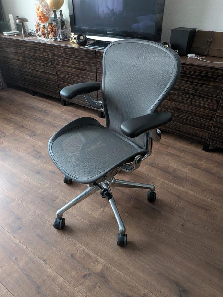 Herman Miller Aeron Remastered (b) gepolijst aluminium, Huis en Inrichting, Bureaustoelen, Gebruikt, Bureaustoel, Grijs, Ergonomisch