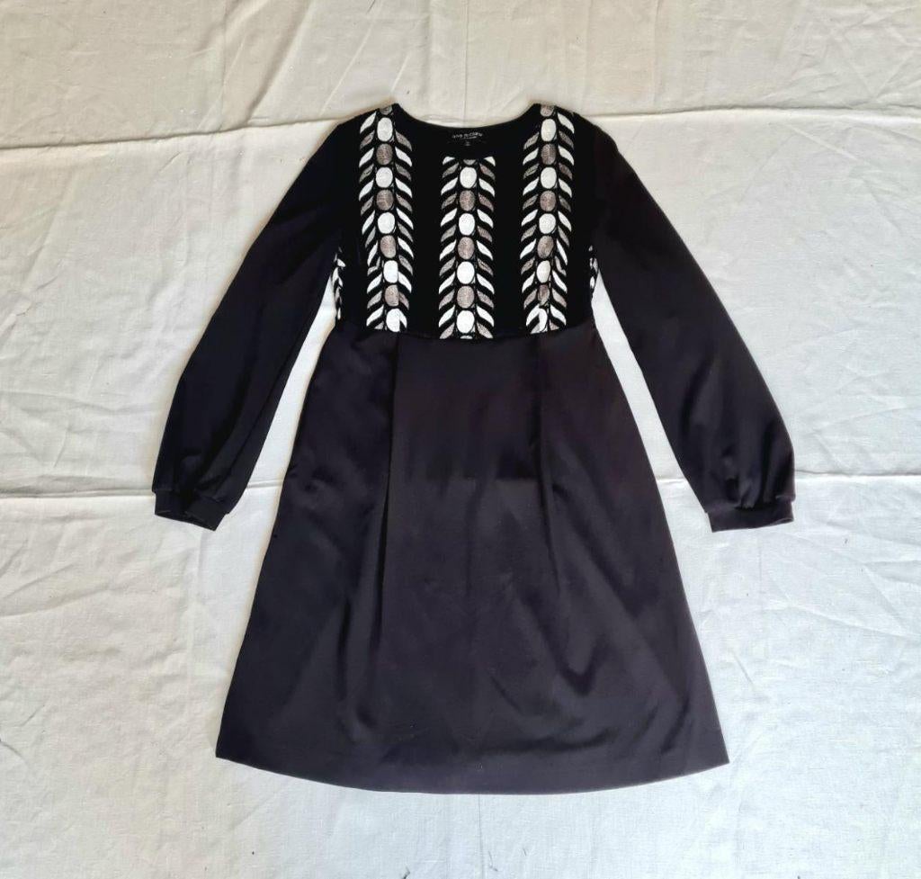 Zwart-witte Ana Alcazar jurk met geborduurd patroon, Zwart, Ophalen of Verzenden, Maat 36 (S), Ana Alcazar