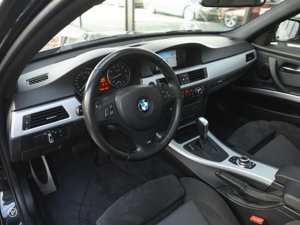 Bmw 3-SERIE 325i Touring LCI M-sport Aut. - Pano, TOP!, Achterwielaandrijving, Gebruikt, Met garantie (alle), 218 pk