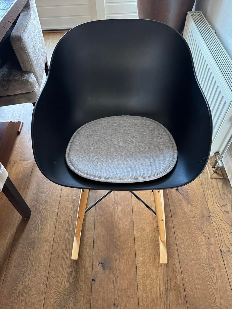 Mooie schommelstoel zwart met dekje, Huis en Inrichting, Stoelen, Ophalen, Zo goed als nieuw, Zwart, Eén