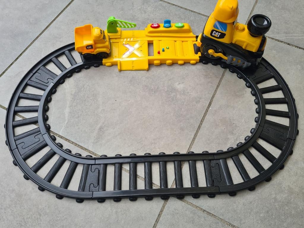 CAT Trein met station en geluid - Zelfrijdend speelgoed, Ophalen of Verzenden, Gebruikt
