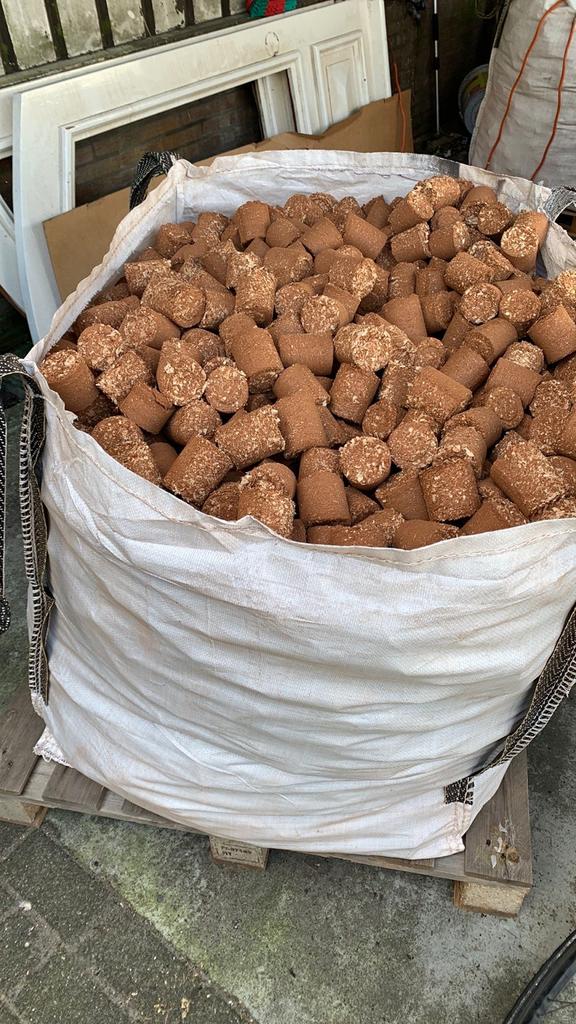 Hout briketten  in big bag, Minder dan 3 m³, Ophalen of Verzenden, Overige houtsoorten, Blokken
