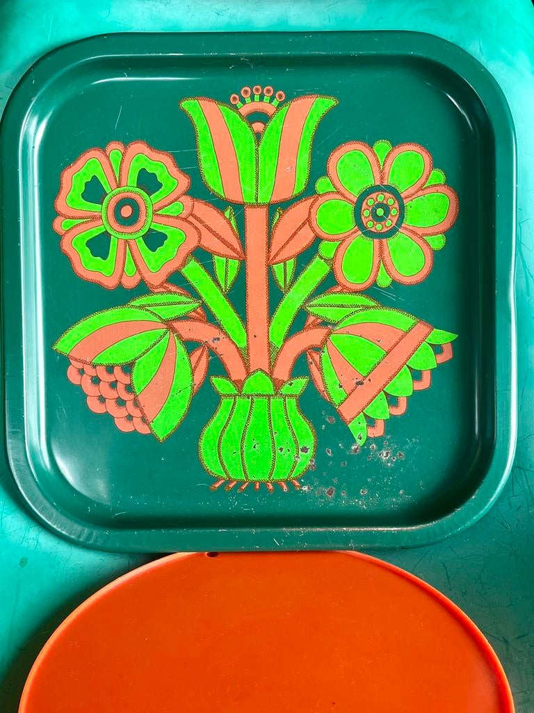 Retro metalen dienblad jaren 70 bloemen printje groen oranje, Ophalen of Verzenden, Gebruikt, Vierkant, Metaal