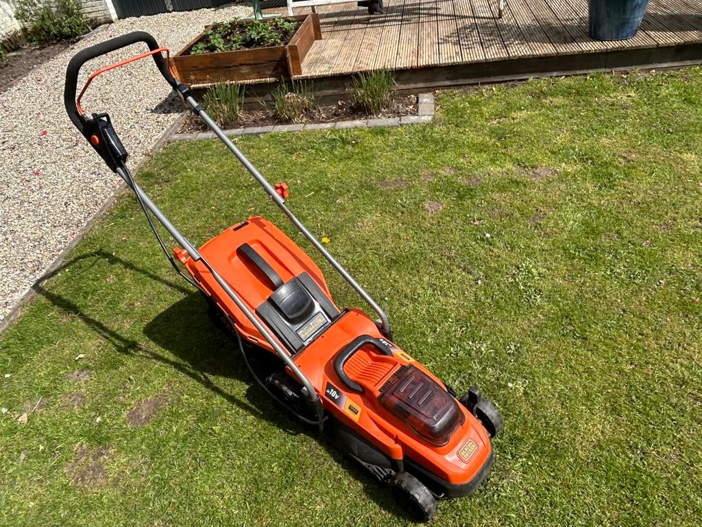 Accu grasmaaier, black and decker, Tuin en Terras, Grasmaaiers, Gebruikt, Accu-grasmaaier, 30 t/m 39 cm, Ophalen of Verzenden