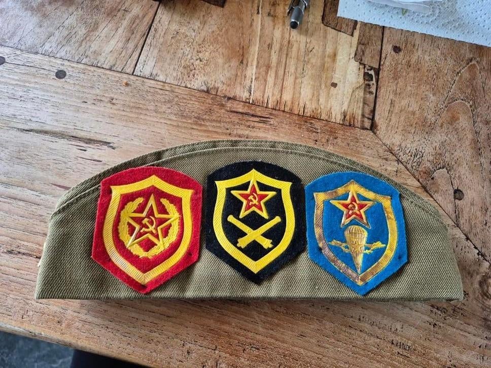 Vintage Sovjet-Russische Militaire Pilotka met 37+ Speldjes, Ophalen